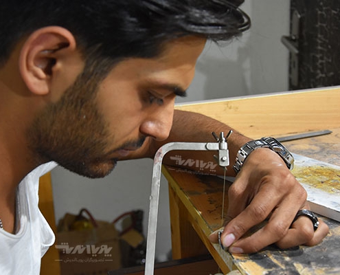 هنرجوی ساخت جواهرات در کارگاه جواهرسازی