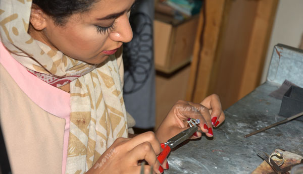 هنرجویان ساخت جواهرات در کارگاه جواهرسازی